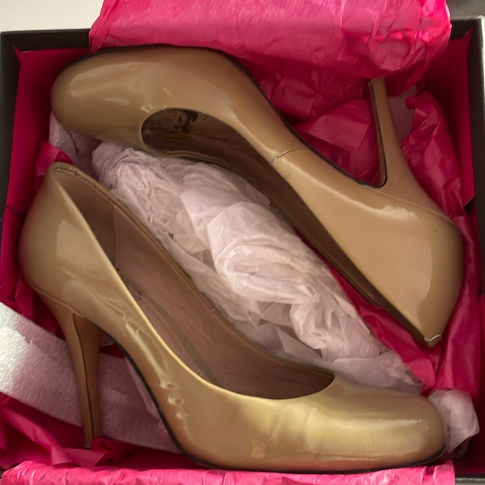 VINCE CAMUTO TAN HEELS